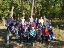 Uczniowie PSP w Starych Siołkowicach sadzą drzewa